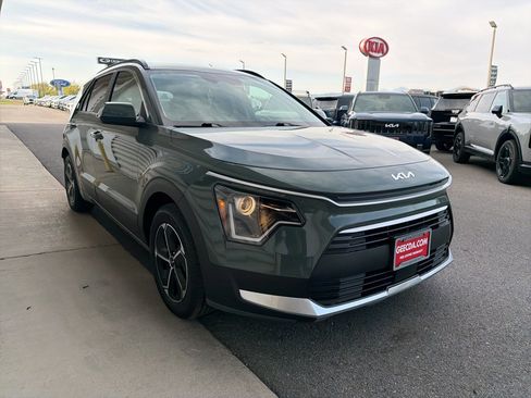 Used 2023 Kia Niro EX w/ EX Cold Weather Package FWD image 3