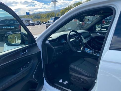 New 2025 Jeep Grand Cherokee L Overland w/ Trailer Tow Package image 14