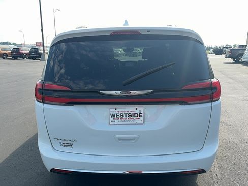 Used 2022 Chrysler Pacifica Touring-L FWD image 6