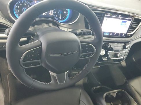 New 2025 Chrysler Pacifica Select image 18
