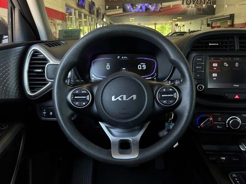 Used 2025 Kia Soul LX w/ LX Technology Package FWD image 30