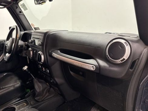 Used 2017 Jeep Wrangler Unlimited Rubicon w/ Max Tow Package image 14