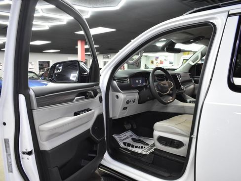 Used 2024 Jeep Wagoneer Series II w/ Flexible Seating Group image 31