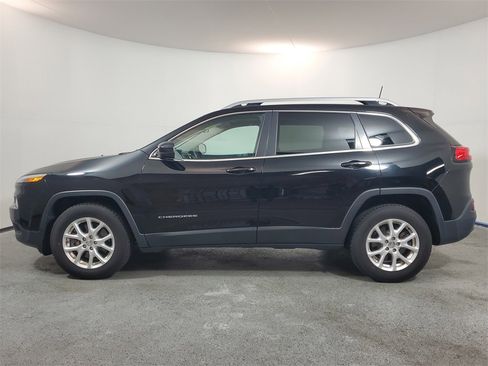 Used 2018 Jeep Cherokee Latitude Plus w/ Comfort/Convenience Group image 4
