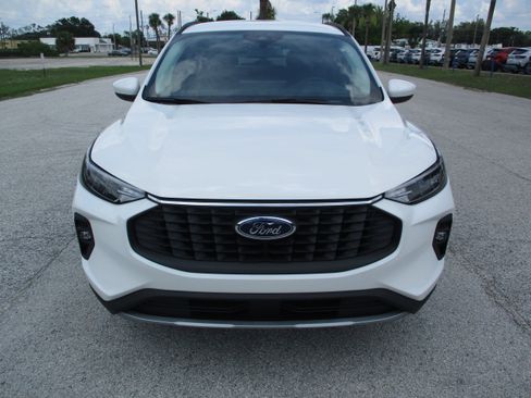 New 2025 Ford Escape SE image 2