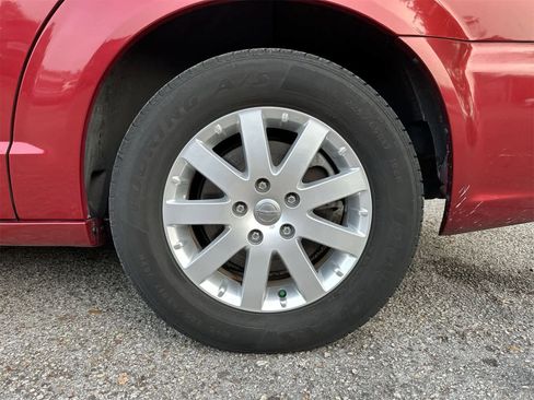 Used 2016 Chrysler Town & Country Touring image 8