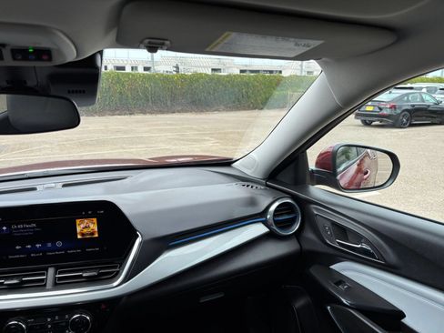 Used 2025 Chevrolet Trax LT w/ LT Convenience Package FWD image 34
