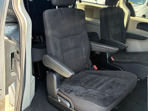 Used 2019 Dodge Grand Caravan SE FWD image 18