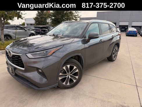 Used 2021 Toyota Highlander XLE FWD image 1