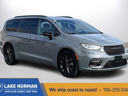 Used 2023 Chrysler Pacifica Limited w/ S Appearance Package