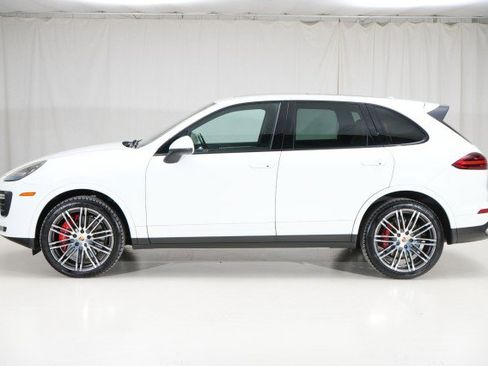 Used 2017 Porsche Cayenne Turbo image 2