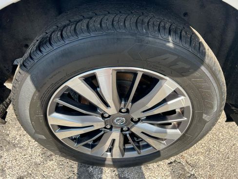 Used 2018 Nissan Pathfinder SV AWD/4WD image 5