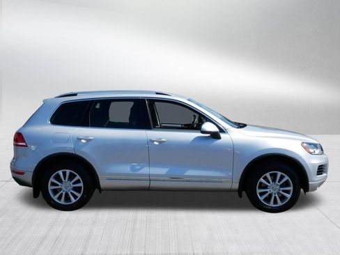 Used 2014 Volkswagen Touareg Sport image 8