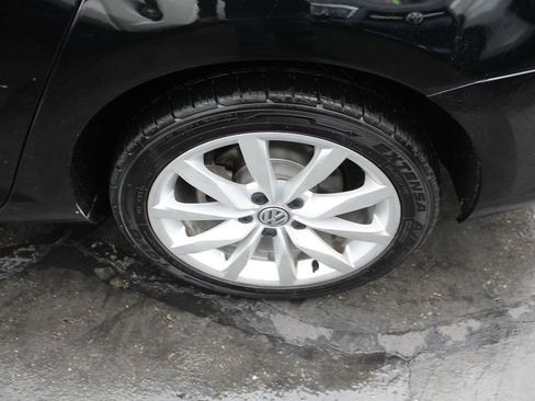 Used 2017 Volkswagen Golf SE image 14