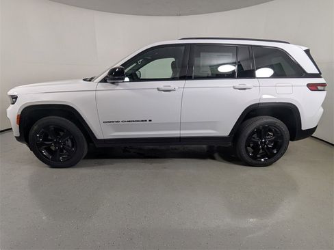 New 2025 Jeep Grand Cherokee Altitude image 4