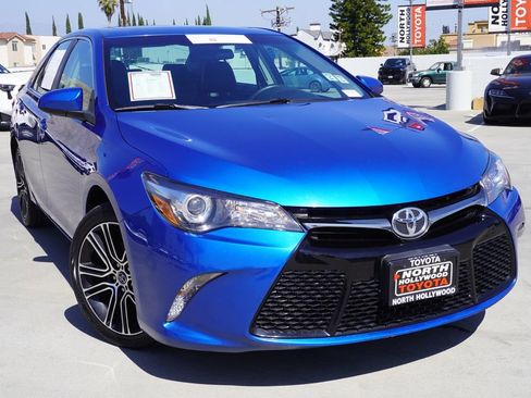 Used 2016 Toyota Camry SE image 2