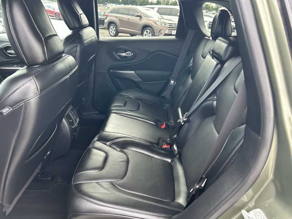 Used 2021 Jeep Cherokee Latitude Lux w/ Comfort/Convenience Group AWD/4WD image 26