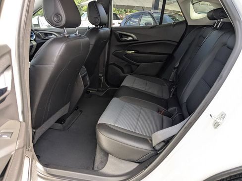 Used 2025 Chevrolet Trax LT w/ LT Convenience Package FWD image 22