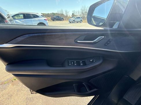 Used 2025 Jeep Grand Cherokee Limited image 29