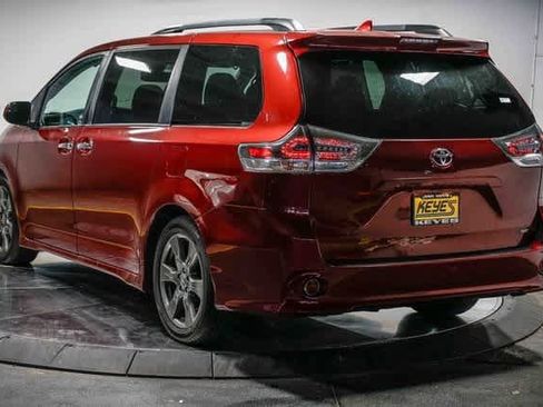 Used 2020 Toyota Sienna SE image 2