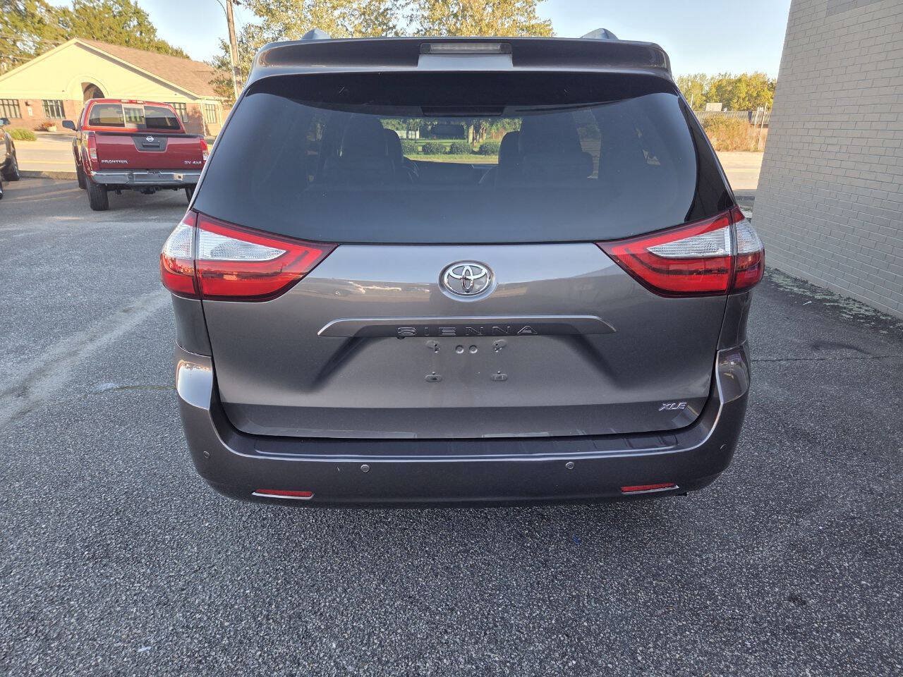 Used 2015 Toyota Sienna XLE FWD image 4