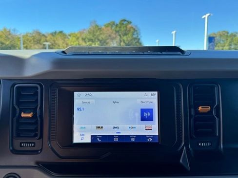 Used 2023 Ford Bronco Badlands image 11