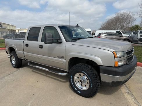 Used 2006 Chevrolet Silverado 2500 LT w/ Heavy-Duty Power Package image 8