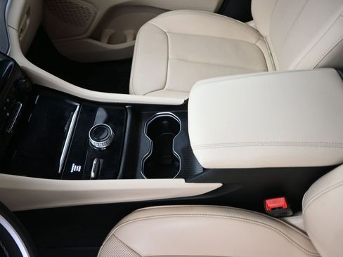 Used 2024 Jeep Grand Cherokee Limited w/ Luxury Tech Group II image 9