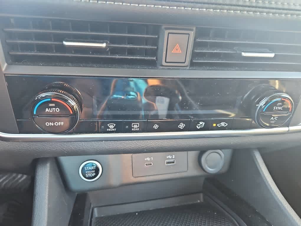 Used 2023 Nissan Rogue SV FWD image 17