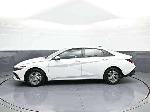Used 2025 Hyundai Elantra SE FWD image 9