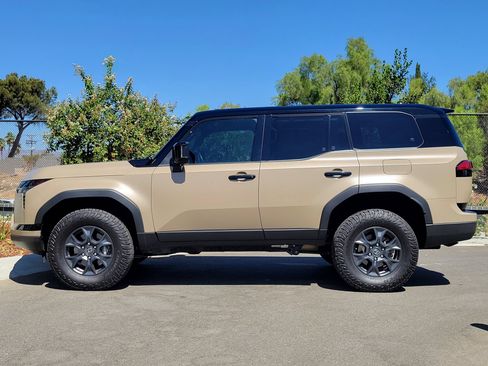 Used 2024 Lexus GX 550 AWD/4WD image 2