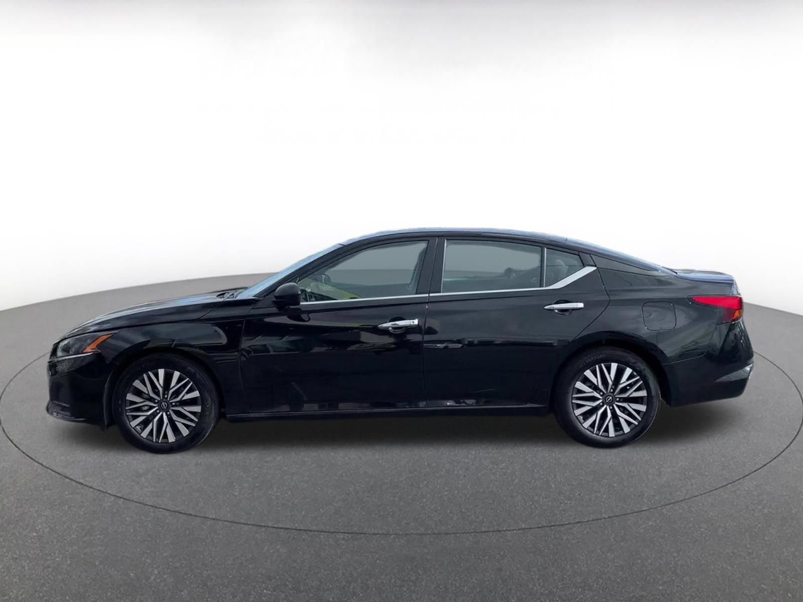 Used 2025 Nissan Altima 2.5 SV FWD image 8