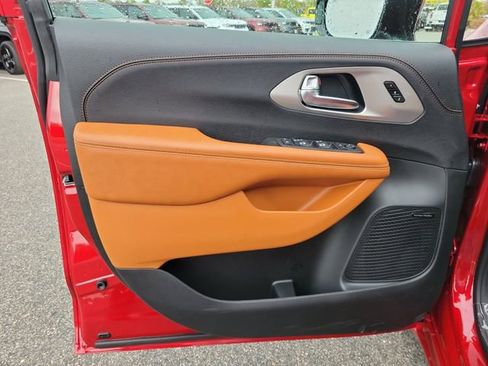 New 2026 Chrysler Pacifica Pinnacle image 16