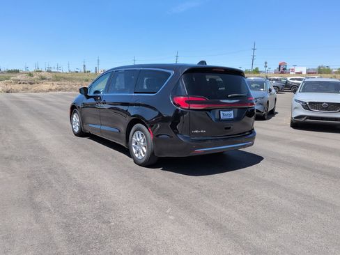 Used 2023 Chrysler Pacifica Touring-L FWD image 3