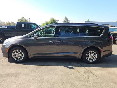 Used 2022 Chrysler Pacifica Touring-L FWD image 4