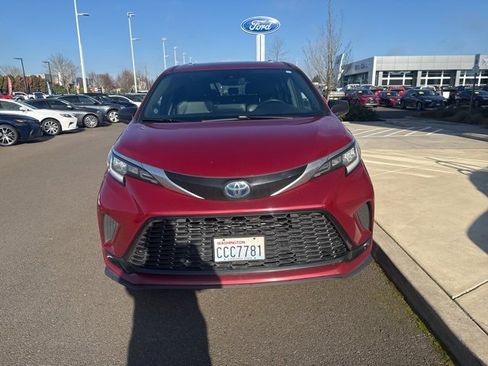 Used 2022 Toyota Sienna XSE image 6