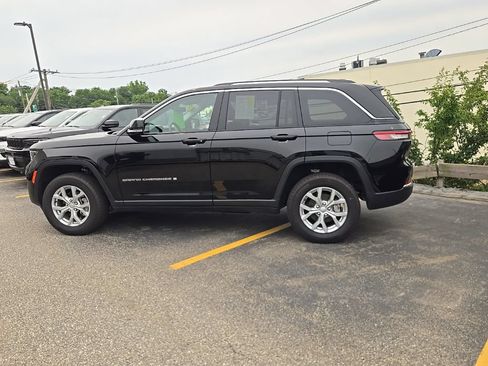 Used 2023 Jeep Grand Cherokee Limited w/ Luxury Tech Group II AWD/4WD image 8