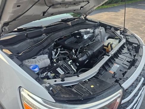 Used 2020 Ford Explorer XLT w/ Equipment Group 202A AWD/4WD image 32