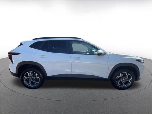 Used 2025 Chevrolet Trax LT w/ LT Convenience Package FWD image 16