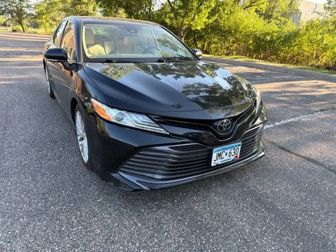 Used 2019 Toyota Camry XLE FWD image 11