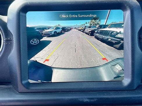 Used 2021 Jeep Gladiator Overland AWD/4WD image 14