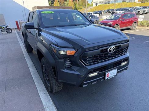 Certified 2025 Toyota Tacoma TRD Off-Road AWD/4WD image 8