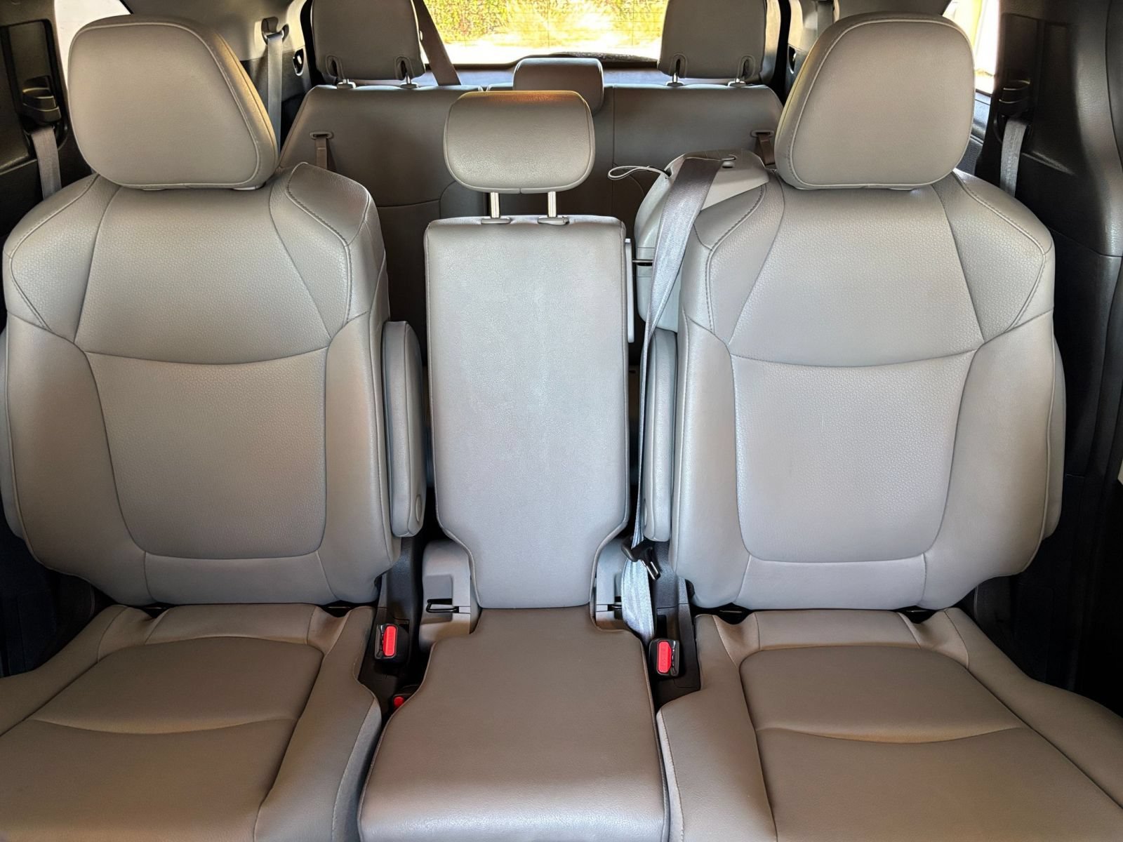 Used 2025 Toyota Sienna XLE FWD image 40