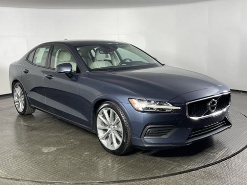 Used 2020 Volvo S60 T6 Momentum image 3