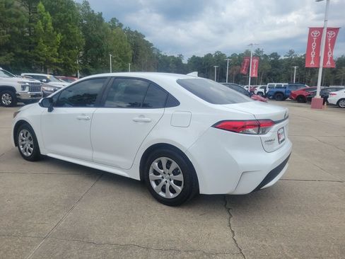 Used 2022 Toyota Corolla LE FWD image 3