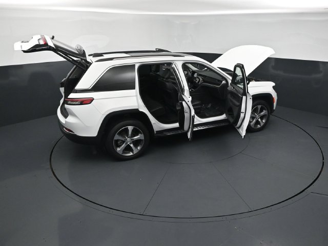 Used 2023 Jeep Grand Cherokee Limited AWD/4WD image 30