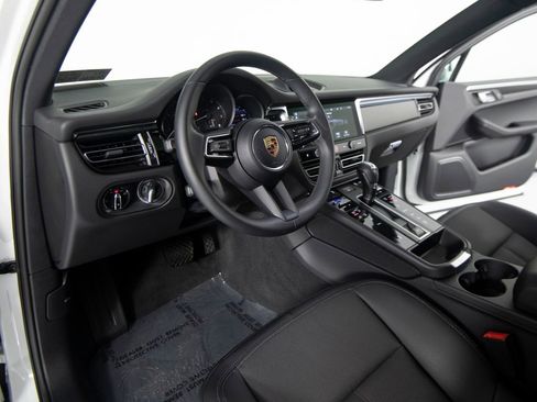 Certified 2025 Porsche Macan AWD/4WD image 15