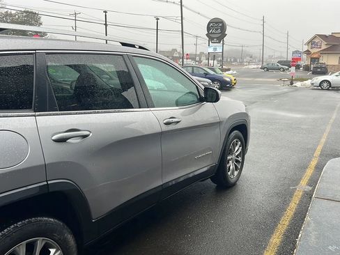 Used 2019 Jeep Cherokee Latitude Plus image 10