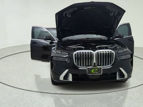 Used 2025 BMW X7 xDrive40i w/ Premium Package AWD/4WD image 9