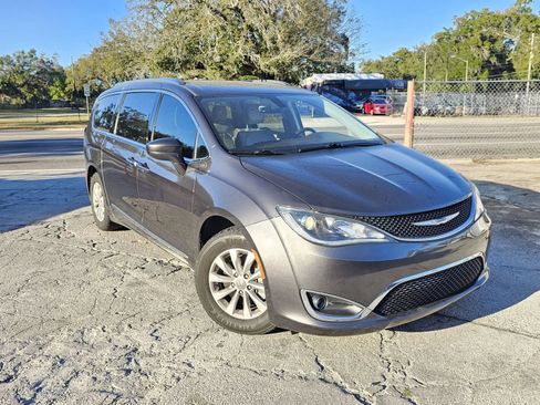 Used 2019 Chrysler Pacifica Touring-L FWD image 2